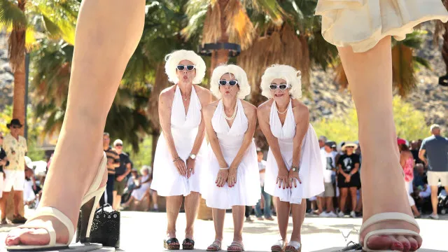 
                    Mais de mil pessoas disfarçam-se de Marilyn Monroe e quebram recorde
                