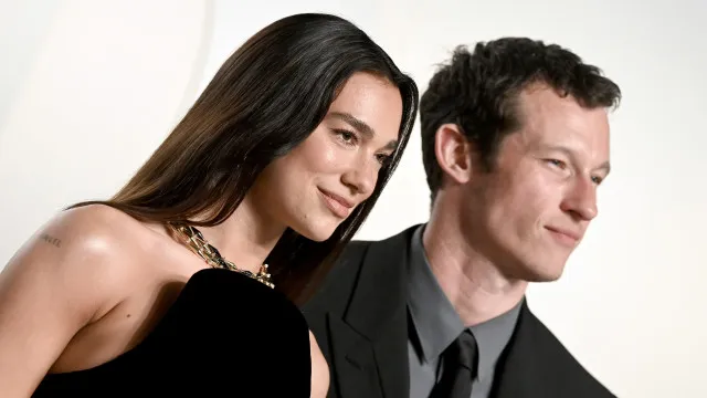 
                    Os detalhes da homenagem de Dua Lipa a Bianca Jagger no seu casamento 
                