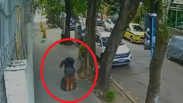 
                    Mulher cai dentro de esgoto ao pisar tampa solta. Há vídeo impressionante
                