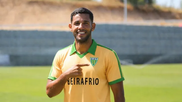 
                    Oficial: Brasileiro Bebeto renova contrato com o Tondela
                