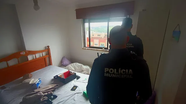 
                    Família despejada de habitação municipal em Sintra. Tinha droga em casa
                