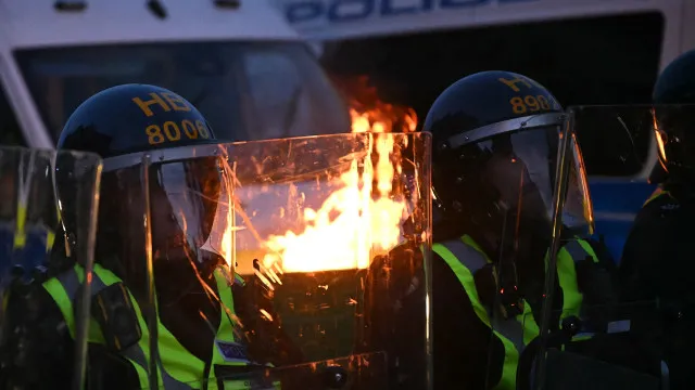 
                    Protestos e confrontos com polícia por morte de estudante no Reino Unido
                
