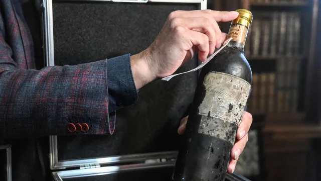 Recuperadas garrafas centenárias de vinhos de Bordéus esquecidas em castelo