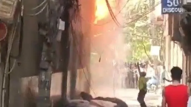 
                    Incêndio em restaurante em Nova Deli faz pelo menos 20 mortos
                