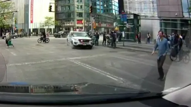 
                    Atleta é atropelada por carro patrulha durante perseguição policial 
                