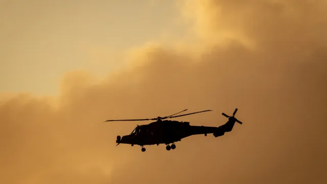 Helicóptero da Marinha Real britânica despenha-se em Devon