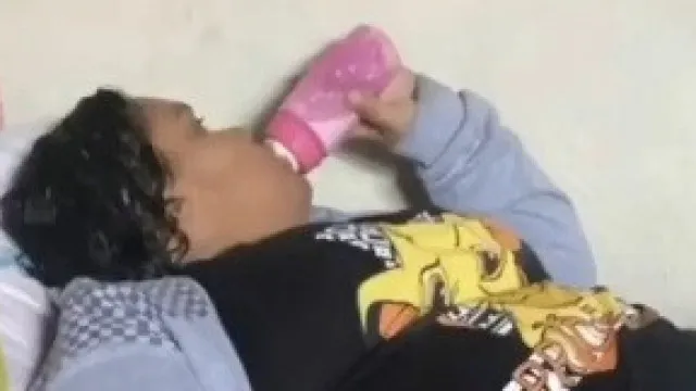 
                    Mulher de 37 anos finge ter 12 e é adotada por família no Brasil
                
