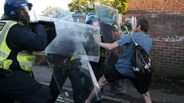 
                    Onze polícias feridos durante protesto por Henry Nowak. As imagens
                