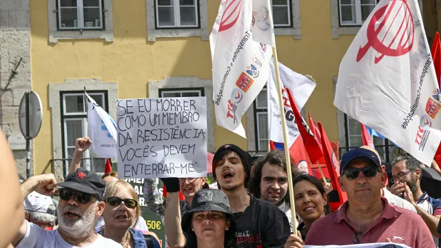 
                    Seis detidos após confrontos entre manifestantes e polícia junto à AR
                