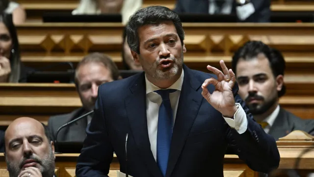 
                    Ventura desafia primeiro-ministro a apresentar moção de confiança
                