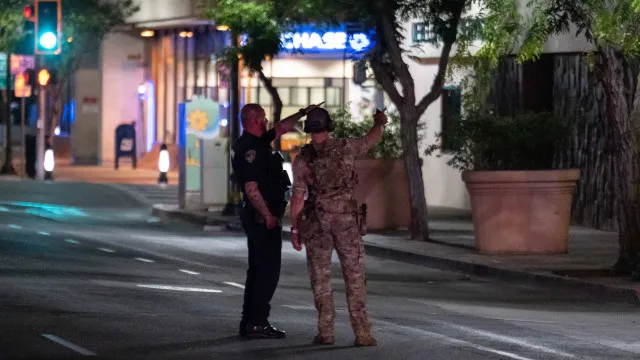 
                    EUA: Suspeito que se barricou em banco morto pelo FBI. Reféns libertados
                