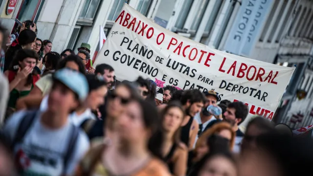 
                    CGTP sublinha milhares em manifestações pacificas por todo o país
                