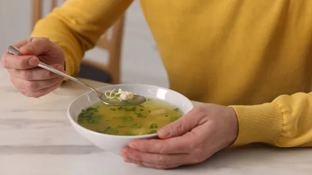 
                    É saudável comer só uma sopa à refeição? Especialista responde
                