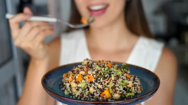 
                    Almoço pede uma salada fresca? Veja estas 3 receitas com quinoa
                