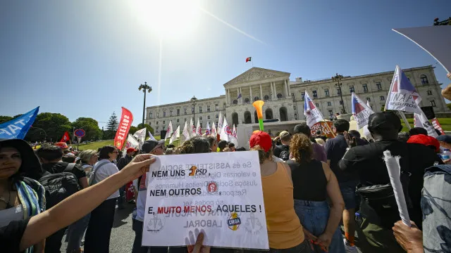 
                    Detidos após confrontos com a PSP junto à AR ouvidos amanhã. Um libertado
                