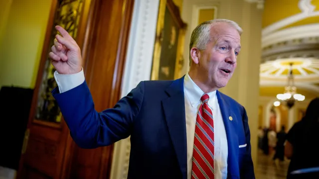 
                    Senador Dan Sullivan tem adversário na corrida ao Senado... Dan Sullivan
                
