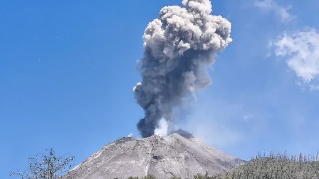 
                    Vulcão entra em erupção na Ilha das Flores na Indonésia. Veja o vídeo
                