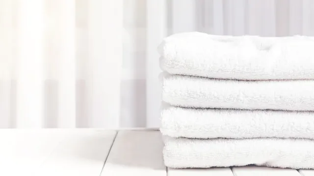 
                    Porque é que as toalhas brancas ficam encardidas (e como recuperá-las)
                