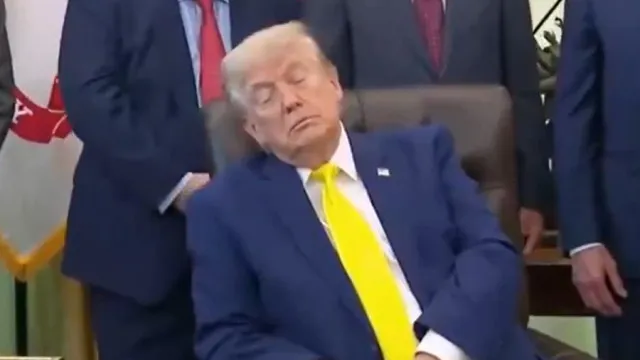 
                    Vídeo de Trump a dormitar (de novo) fica viral nas redes sociais. Veja
                