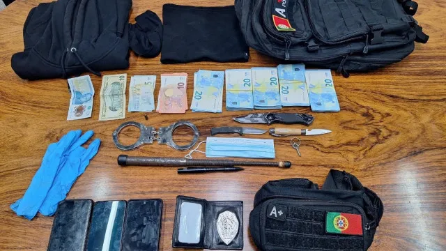 
                    Falso polícia rouba 21 mil euros de casa de Sintra. Forjou mandados
                