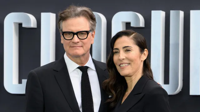
                    Colin Firth faz rara aparição pública com a namorada e combinam looks
                