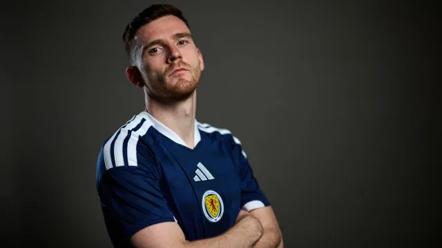 
                    Oficial: Andrew Robertson é reforço do Tottenham
                