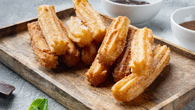 
                    Como reaquecer churros e farturas em casa para ficarem irresistíveis
                