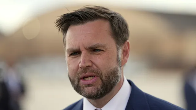 "Devia estar vivo". JD Vance culpa "elites europeias" pela morte de Nowak