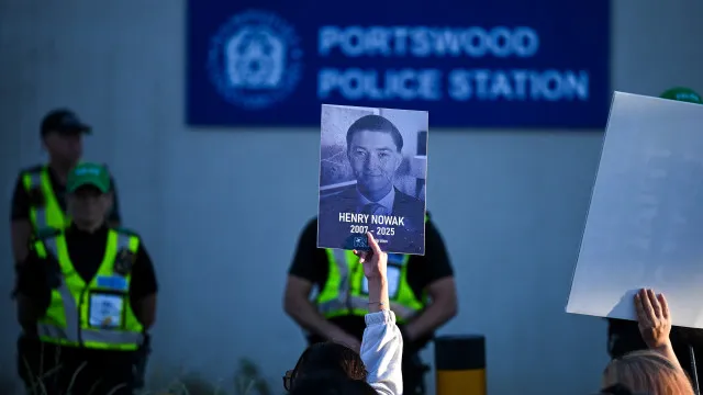 
                    Como morte de jovem acabou em troca de acusações entre EUA e Reino Unido
                