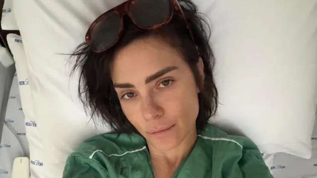 
                    Carolina Dieckmmann alerta seguidores após internamento. 