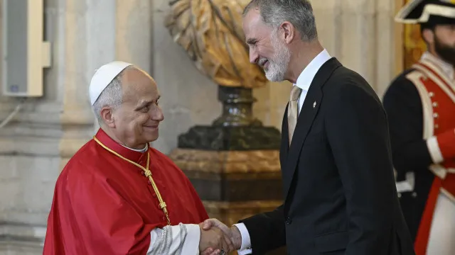 
                    Felipe VI elogia 
