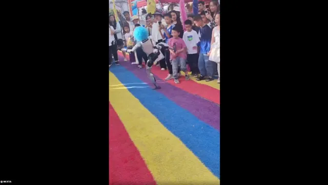 Robô dá pontapé a criança durante demonstração de artes marciais na China