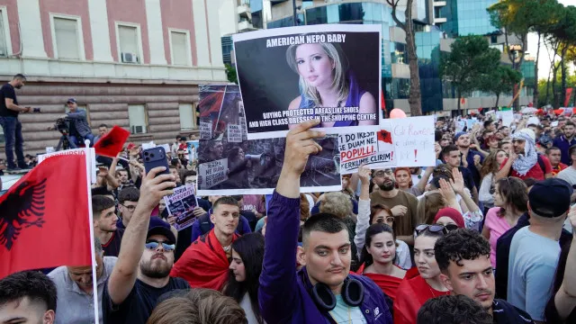 "Albânia não está à venda". Milhares contra resort ligado à família Trump