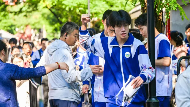 
                    Veja. Quase 13 milhões de alunos na China começam exames para o Superior
                