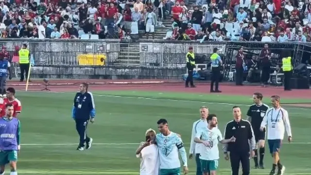 Jovem invade relvado do Jamor e Cristiano Ronaldo oferece-lhe uma prenda