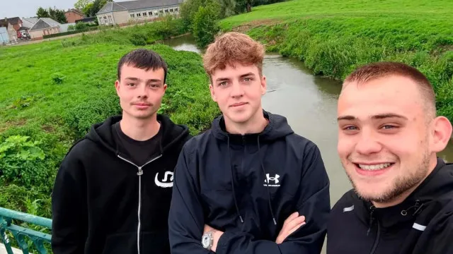 França. Quatro jovens resgatam casal preso dentro de carro caído no rio