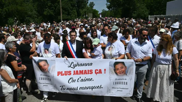 
                    Milhares pintam Fleurance de branco em marcha silenciosa por Lyhanna
                