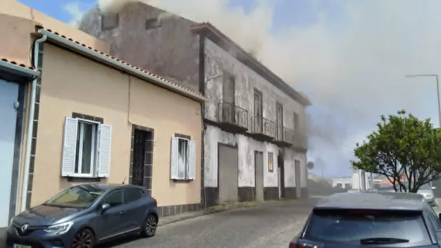
                    Incêndio deflagra em antiga esquadra da PSP nos Açores
                