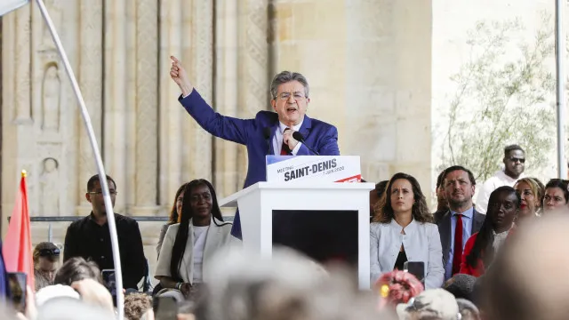 
                    Líder da esquerda radical francesa lança campanha presidencial para 2027
                