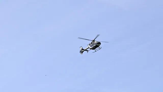 Helicóptero da polícia francesa despenha-se durante buscas. Há um morto