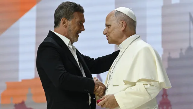 
                    Antonio Banderas emociona plateia ao discursar perante Papa Leão XIV 
                