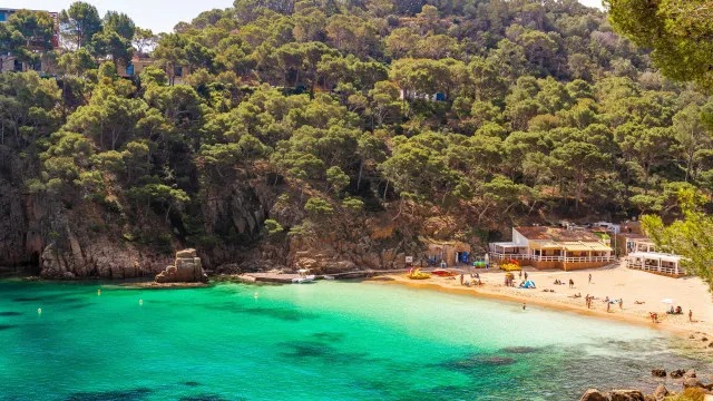 
                    Espanha. 7 praias pouco conhecidas para fugir às multidões este verão
                