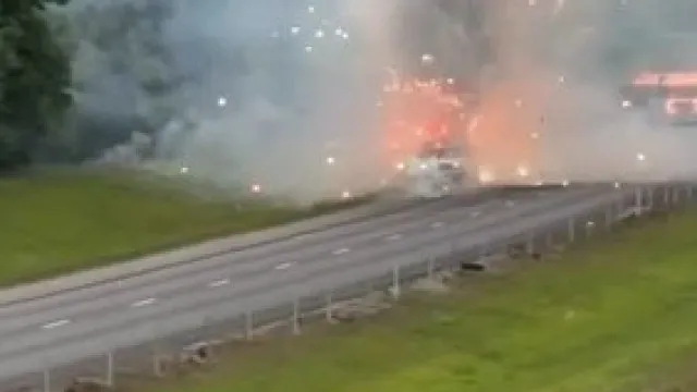 
                    Camião incendeia-se e assiste-se a fogo de artifício em plena autoestrada
                