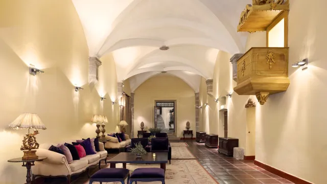 
                    Entre o luxo e o sagrado: Dormimos no icónico Convento do Espinheiro
                