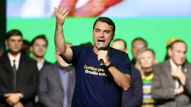 Flávio Bolsonaro diz que briga com Michelle é 'página virada' e que quer vice mulher