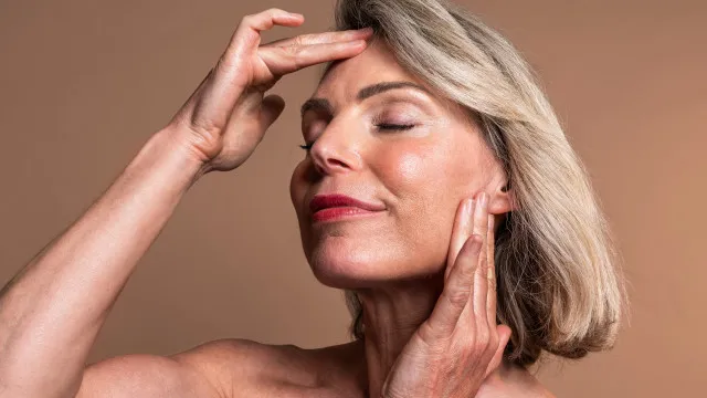 
                    Dermatologista revela como aumentar produção de colagénio após os 50 anos
                