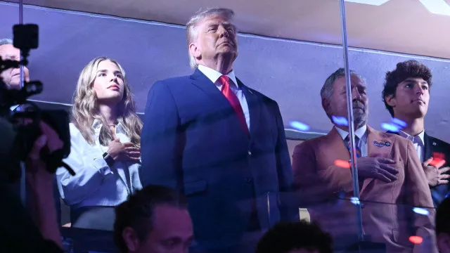 
                    Donald Trump foi assobiado pelos adeptos no terceiro jogo da final da NBA
                