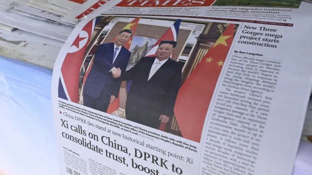 Xi e Kim recordam a Guerra da Coreia e promovem "resistência" aos EUA