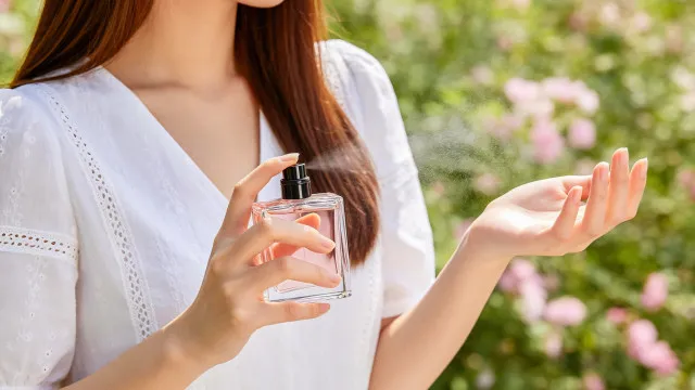
                    Como intensificar o cheiro do perfume mesmo quando transpira demasiado?
                