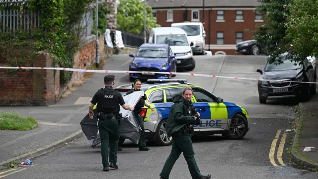 
                    Governo, partidos e polícia apelam à calma após esfaqueamento em Belfast
                